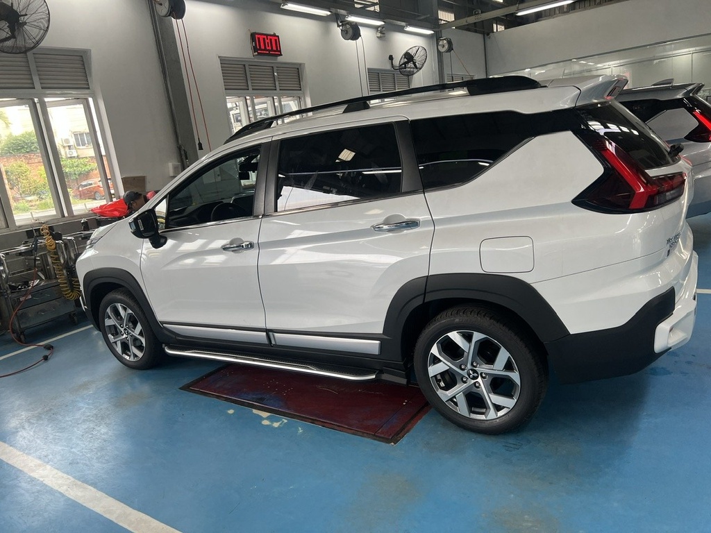 BỆ BƯỚC CHÂN CAO CẤP MITSUBISHI XPANDER